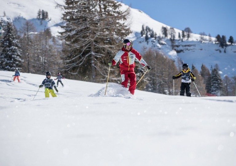 skischool-schilehrer-schueler-tiefschnee-3