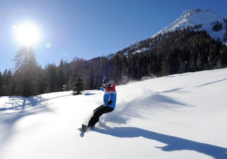 snowboarder-abfahrt-tiefschnee-sonne-latemar