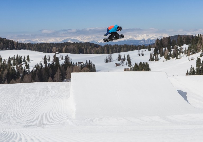 snowpark-carezza-snowboarder-high-jump-3